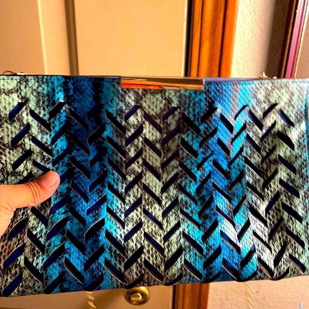 Beautiful clutch purse that can also be worn over shoulder.